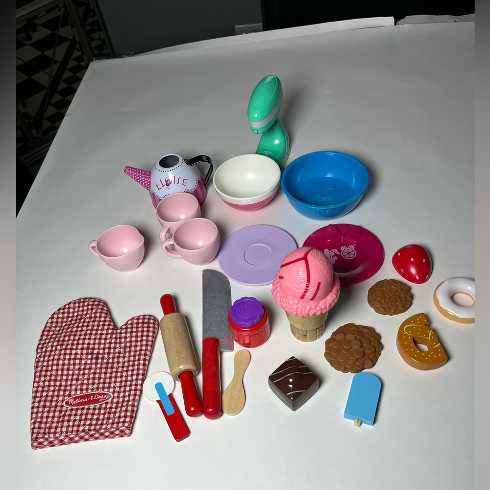 Kids Melissa & Doug pretend dessert playset, cups, plates, Eloise teapot & mixer